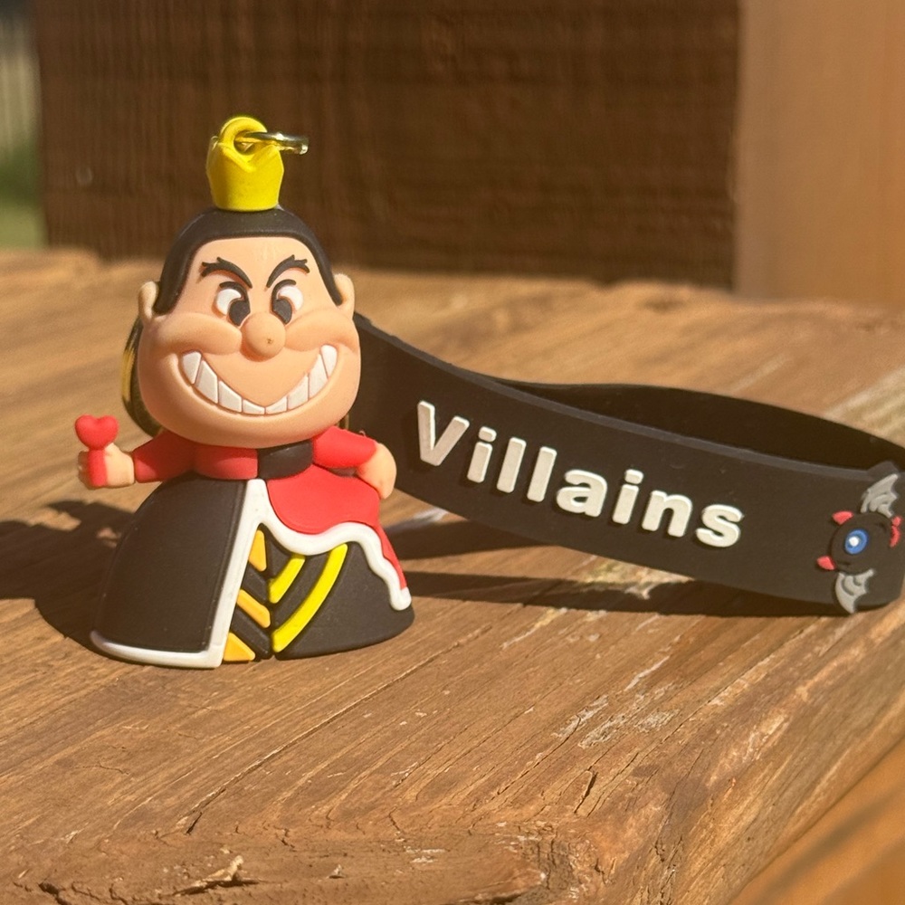 NWT! Villains Queen of Hearts Alice in Wonderland Keychain